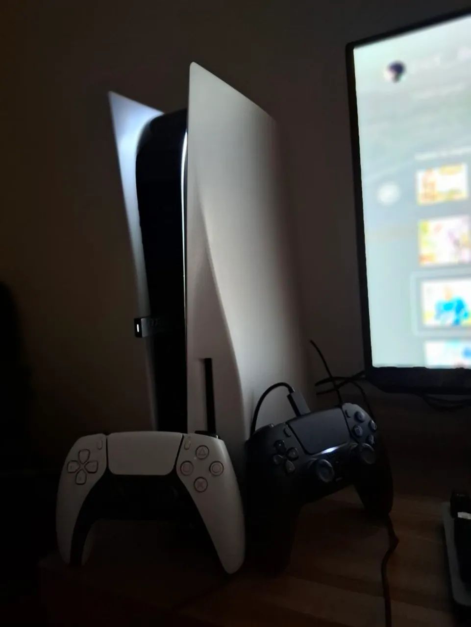 PS5 COM LEITOR + 2 CONTROLES