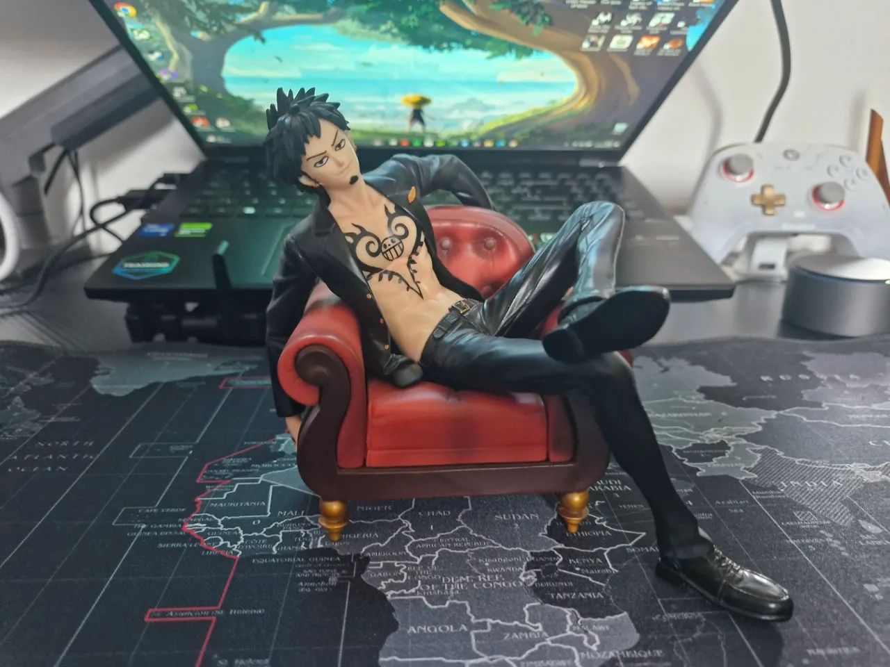 One piece Traufagar law action figure
