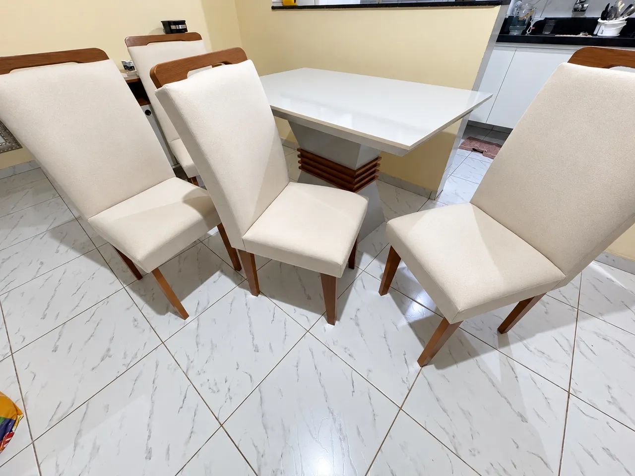 Mesa de MDF com 4 cadeiras 