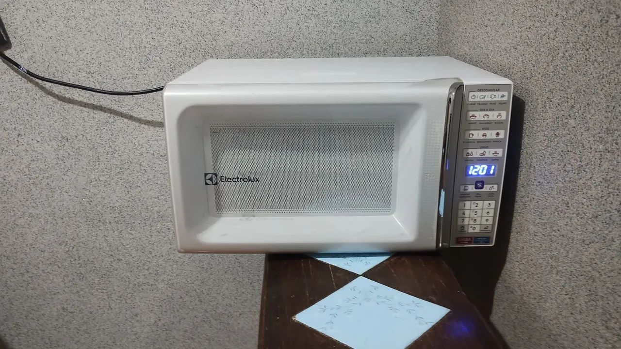 Microondas Eletrolux 34 litros com defeito 