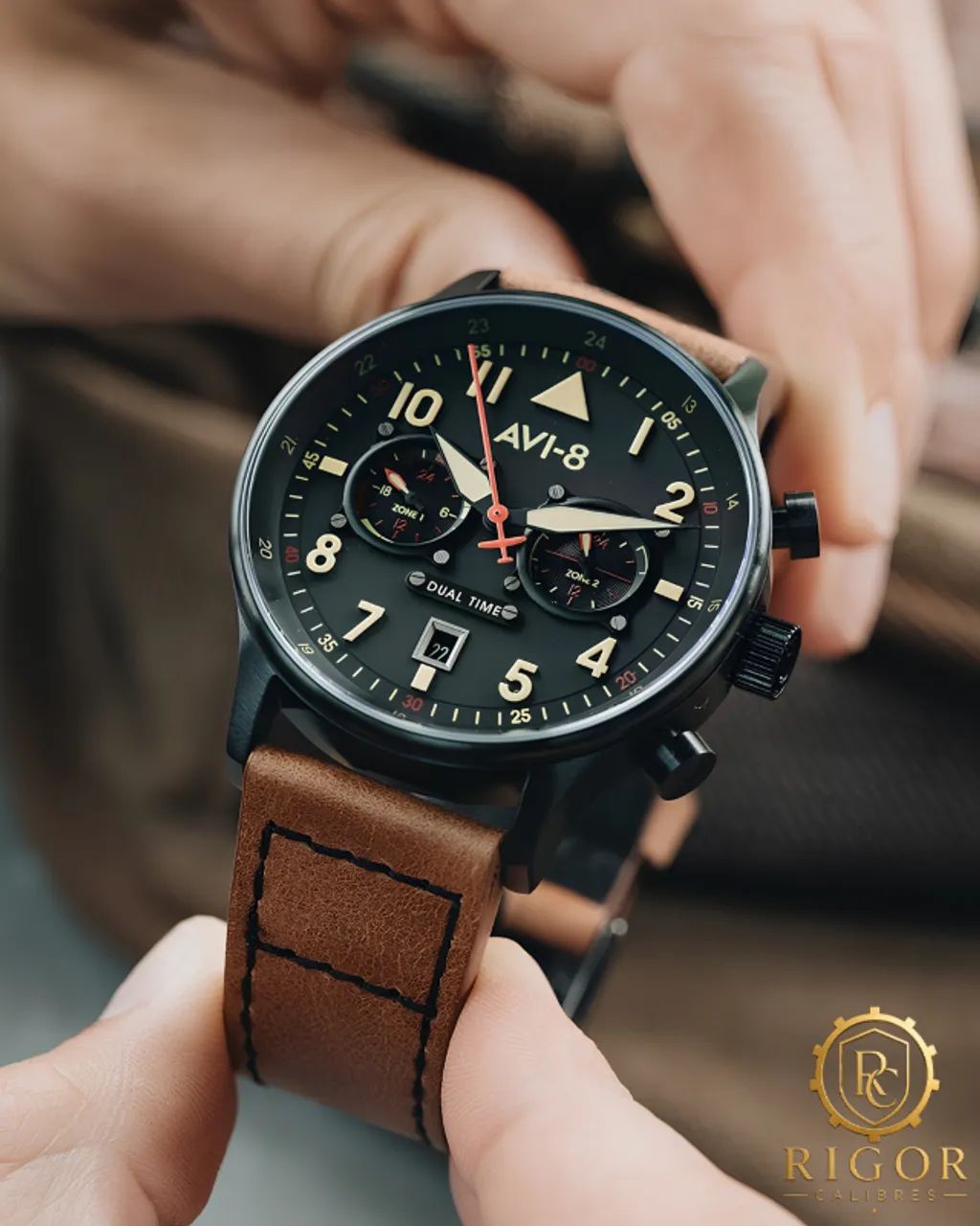 Relógio AVI-8 Hawker Hurricane Carey: Dual Time, Militar, Couro, 43mm, Calibre Quartz - Foto 5