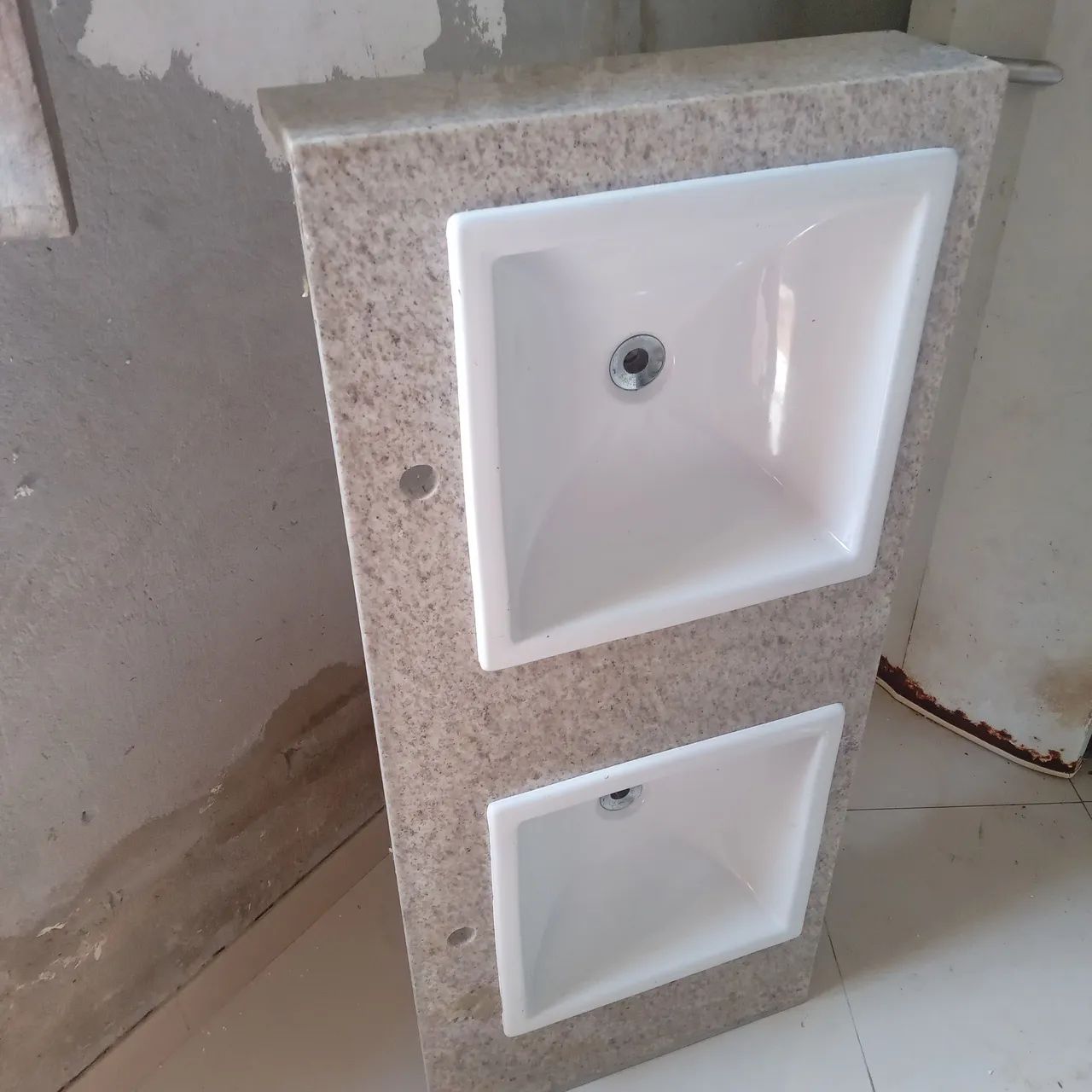 Bancada em mármore branco Itaúna  1.25 x 55 testeira de 15cm Cubas 41x41 sem os rodopias. - Foto 5