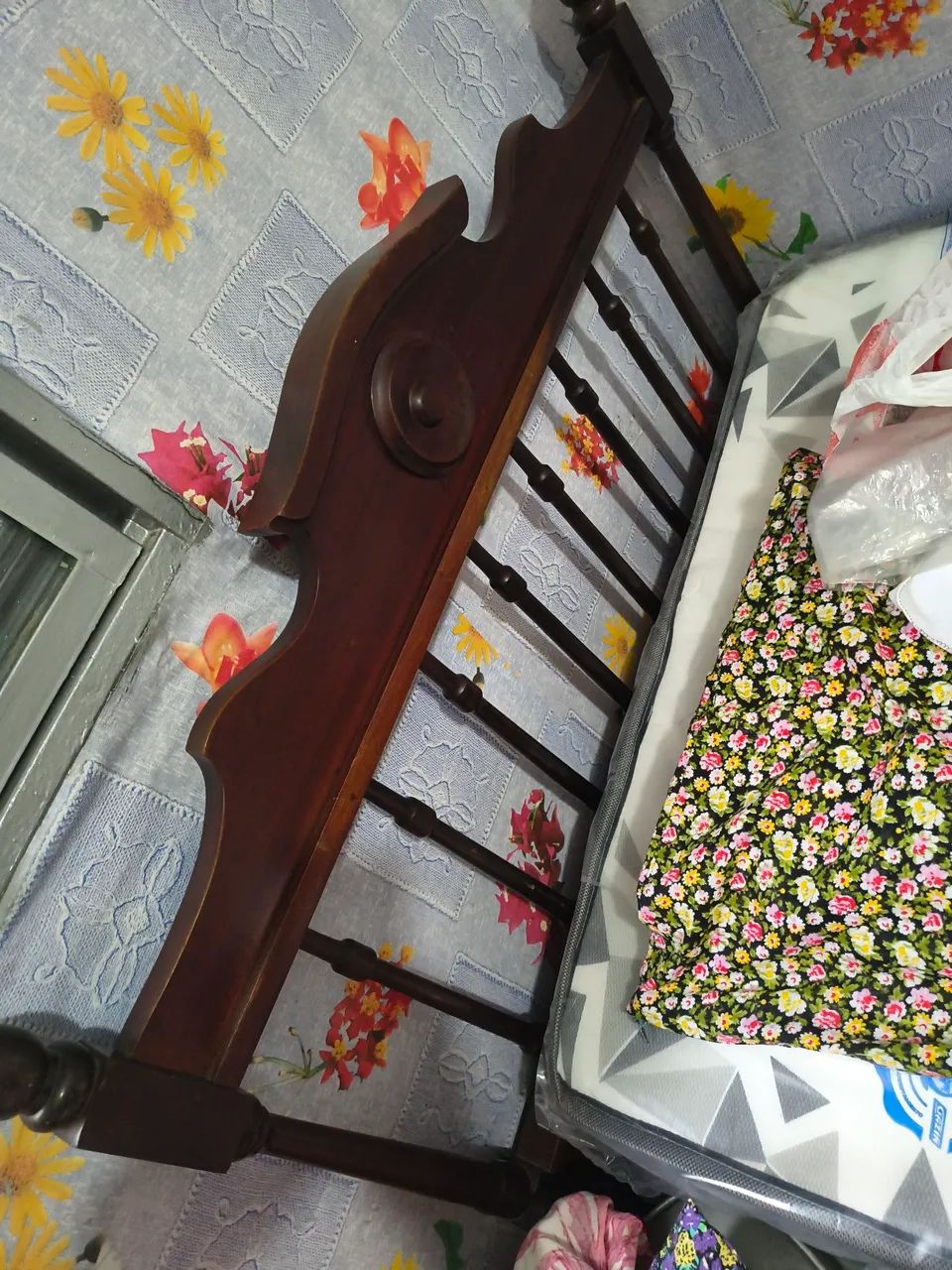 Cama solteiro antiga trabalhada madeira maciça  - Foto 2