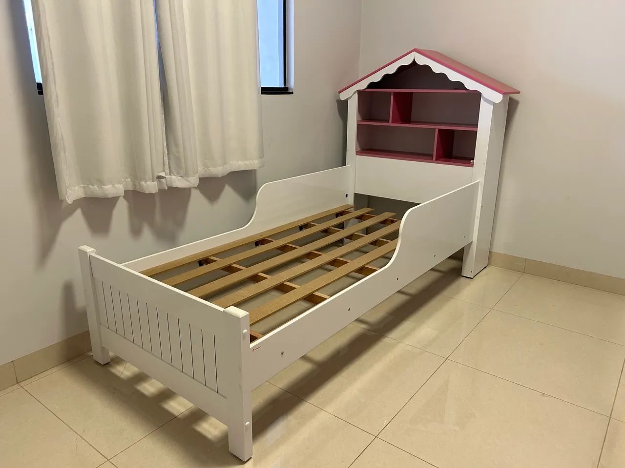 Cama casa de boneca com colchão 