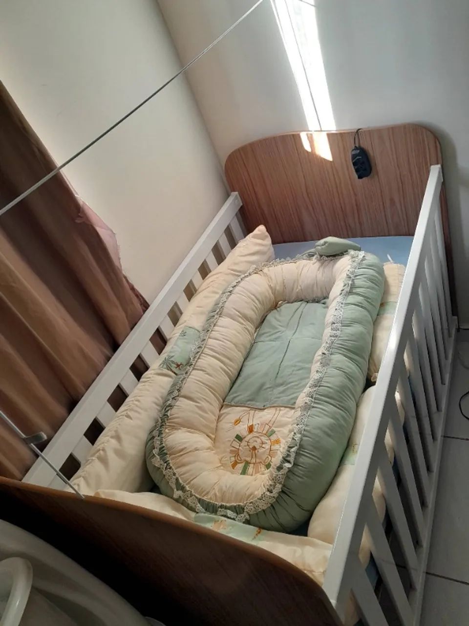 Berço e guarda roupa de bebê 