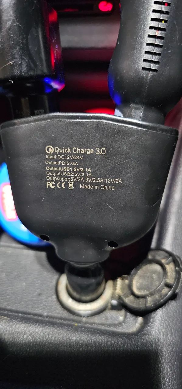 Duplicador de 12volts com 3 USB para Carregamento de Celular. - Foto 2