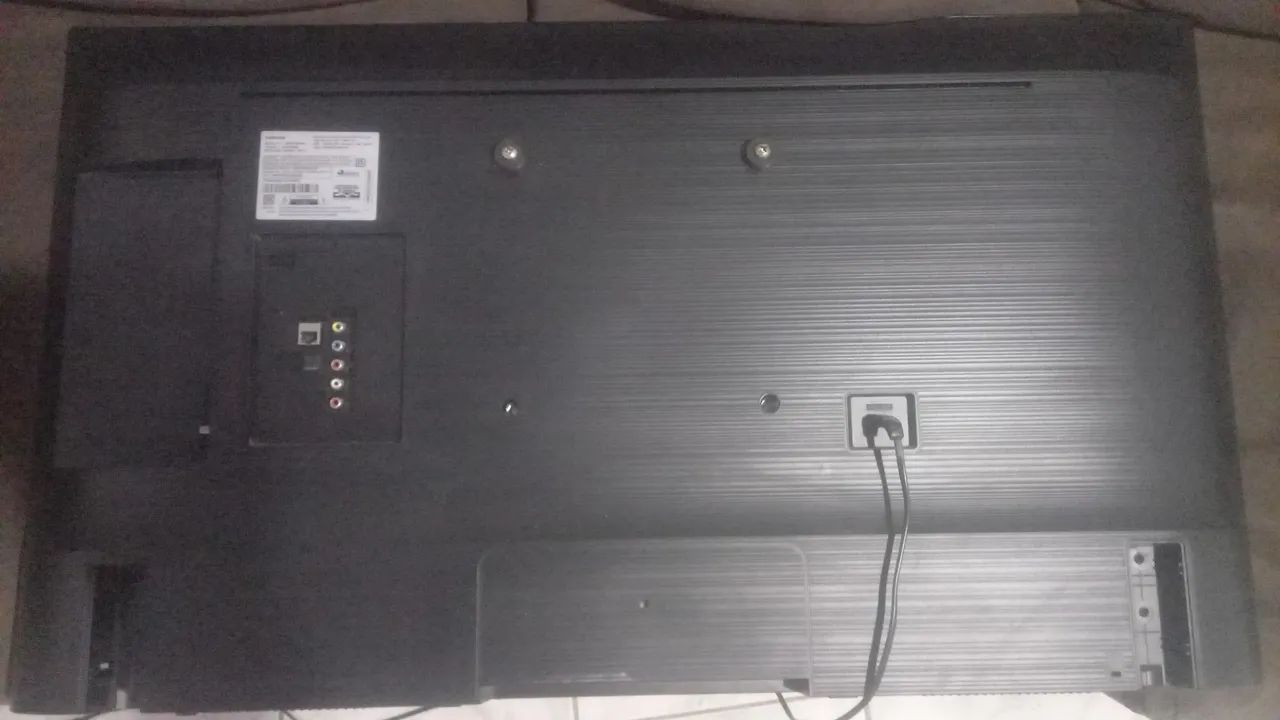 Vendo TV Samsung 43 polegadas,  sai áudio mais a tela tá branca acompanha controle . - Foto 3