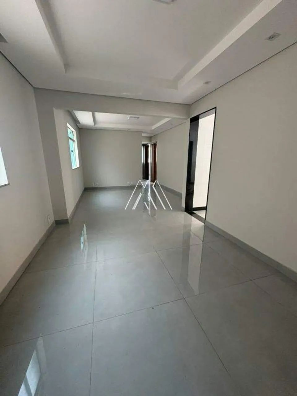Vendo casa em Itaúna com 03 quartos com garagem em ótima localização - Foto 4