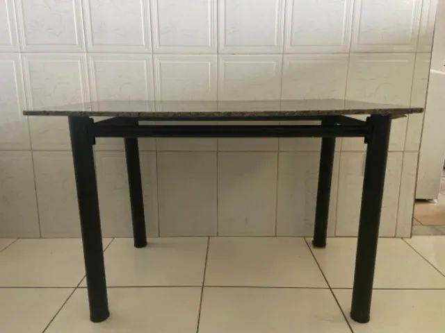 Mesa de jantar com tampo granito
