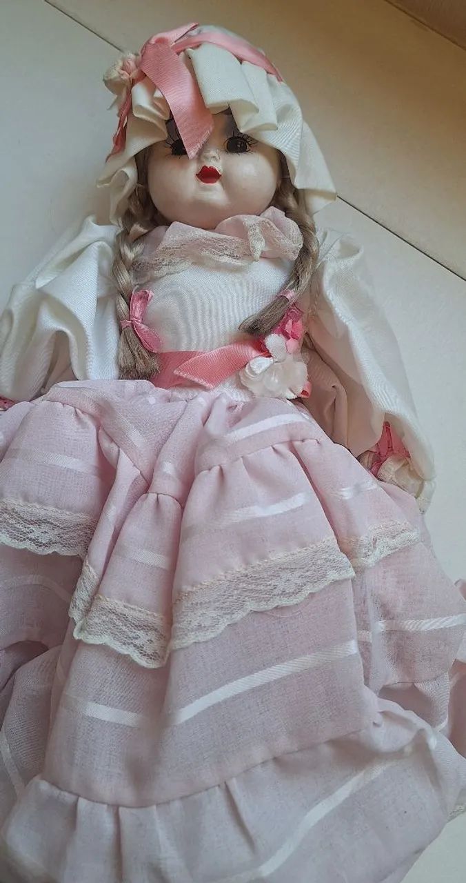 Boneca antiga com roupa rosa. Anos 80