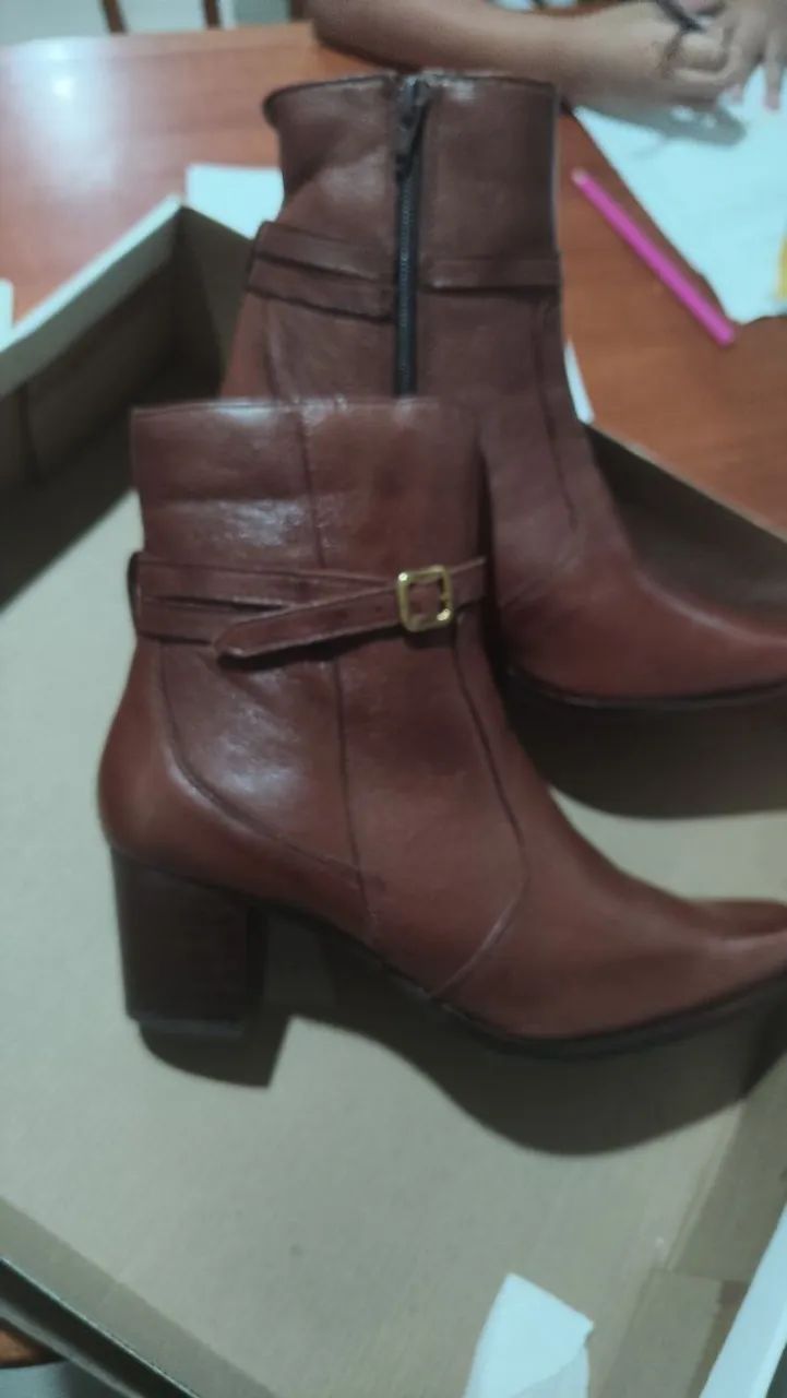 Bota Feminina em Couro e Fivela  - Foto 2