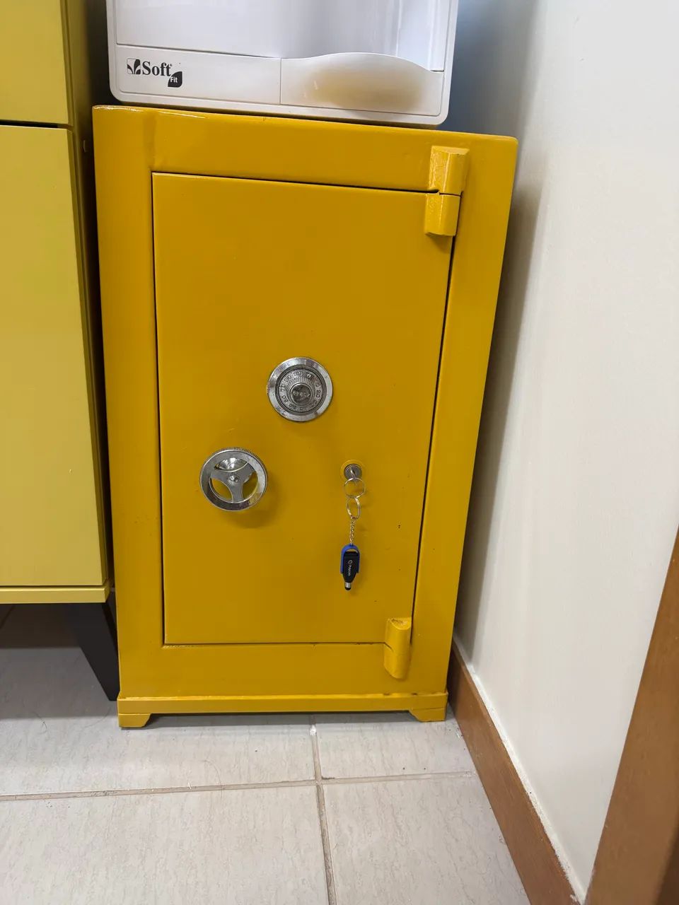 Cofre amarelo com combinação 