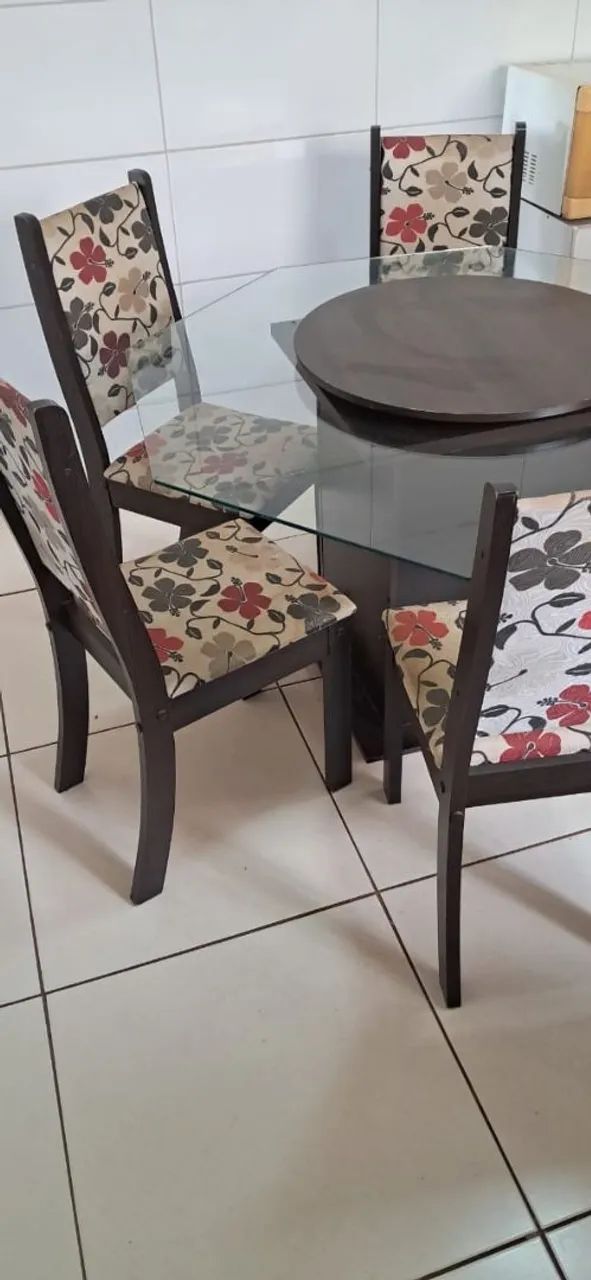 Mesa de vidro com tapa giratoria e 6 cadeiras