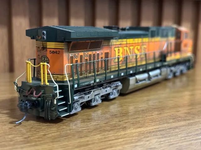 Locomotiva AC4400CW BNSF KATO (leia) - Foto 3