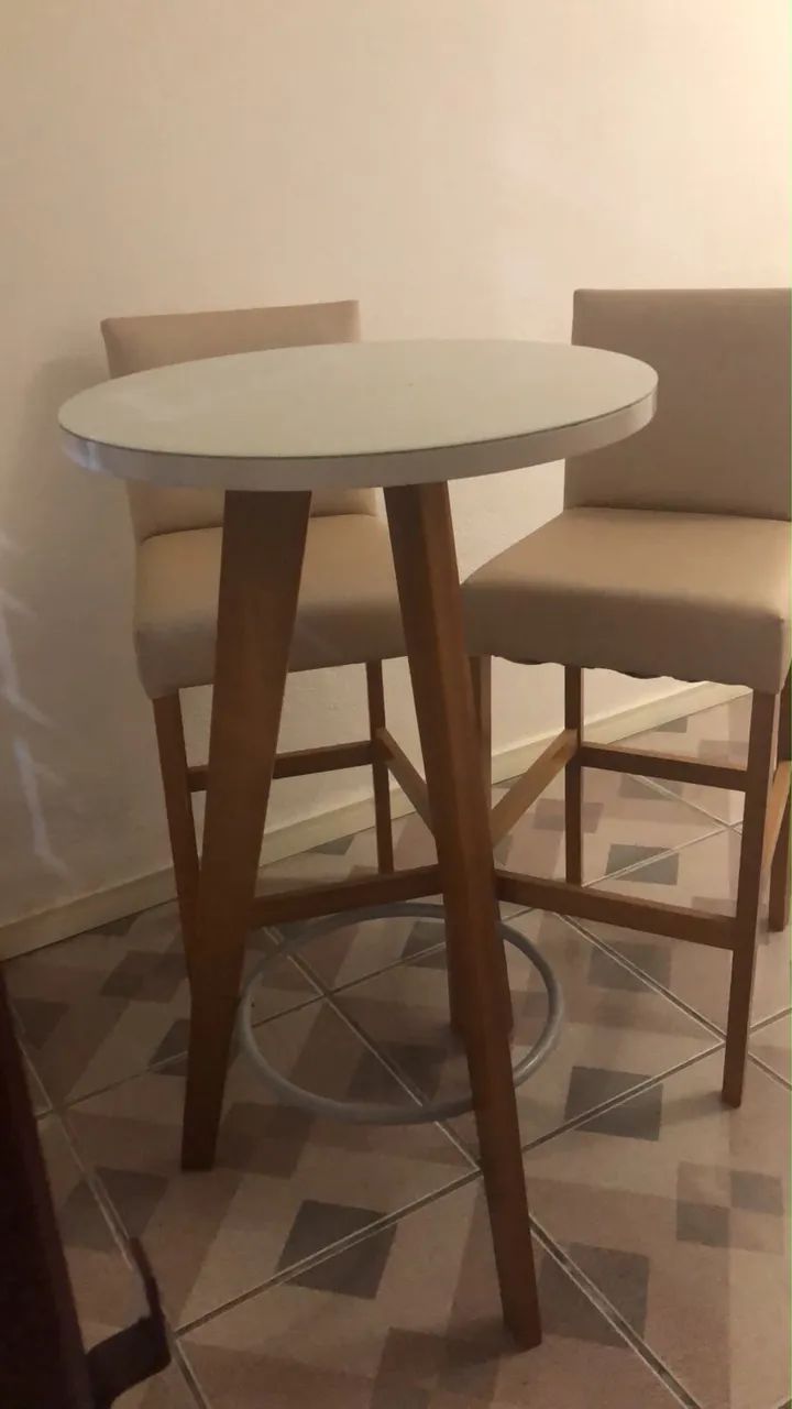 Mesa com duas cadeiras
