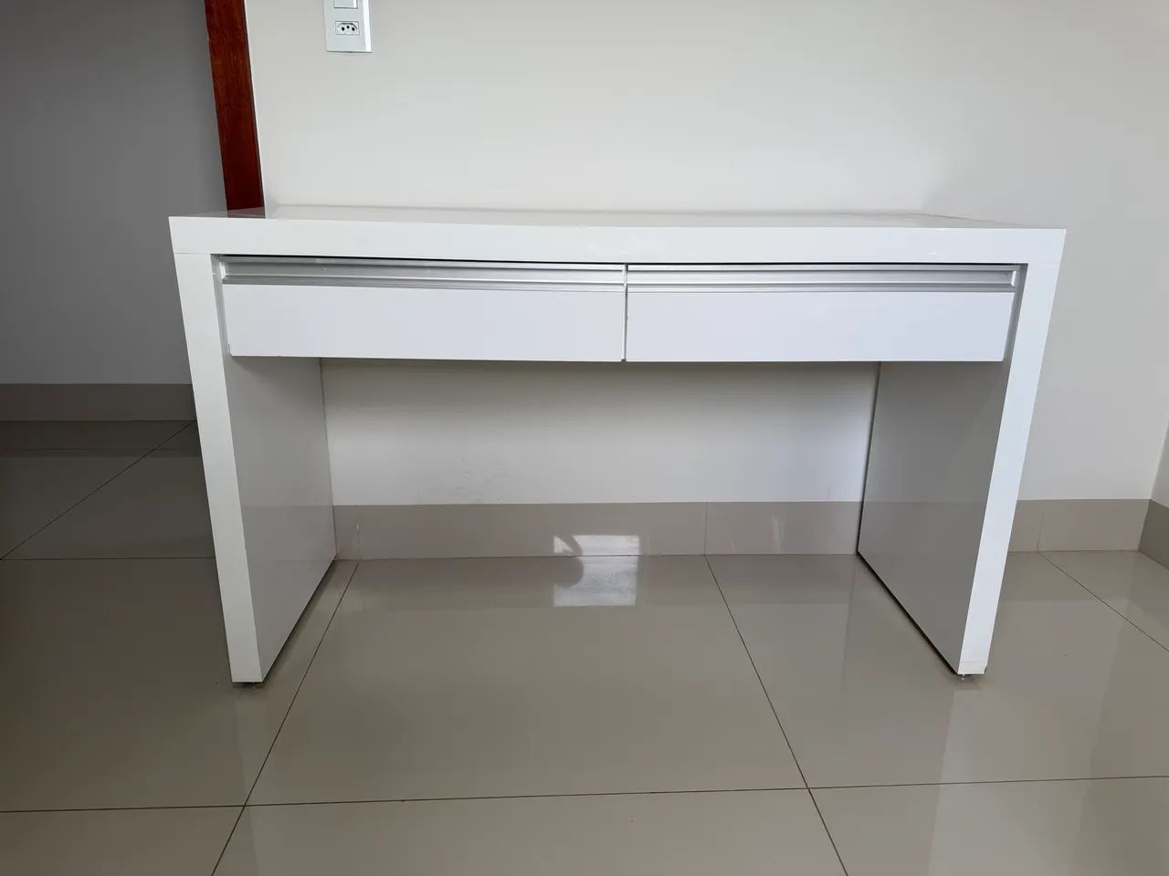 Mesa planejada em MDF (duas gavetas)