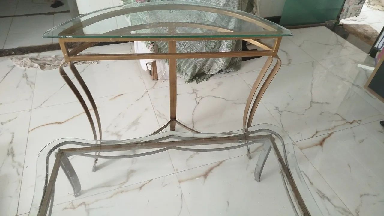 Aparador junto com mesas de centro 