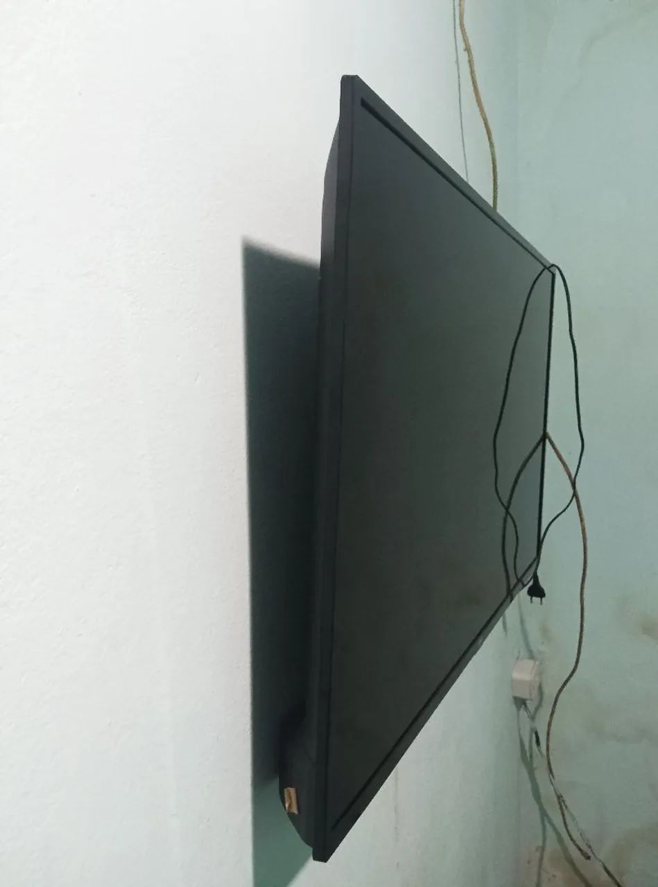 VENDE-SE TV 43 AOC com DEFEITO  - Foto 2