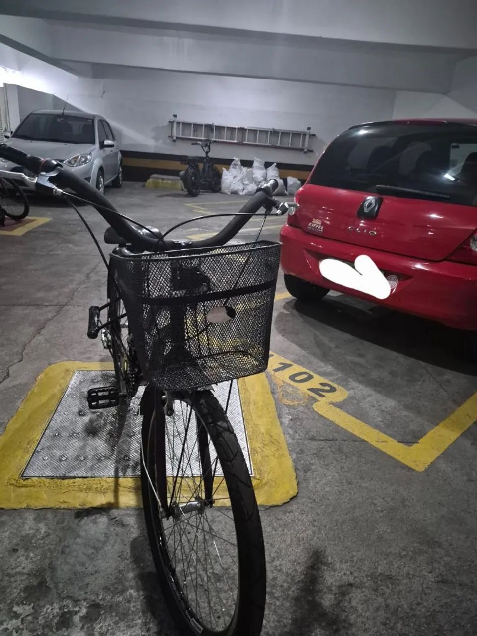 Bicicleta semi-nova com cestinha - Foto 3