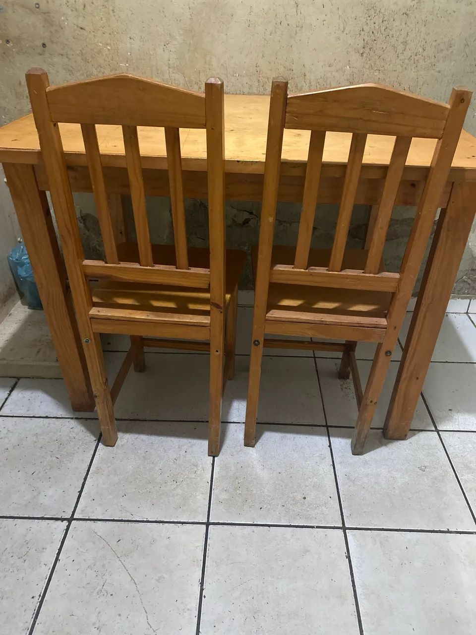 Mesa de madeira com 2 cadeiras - Foto 4