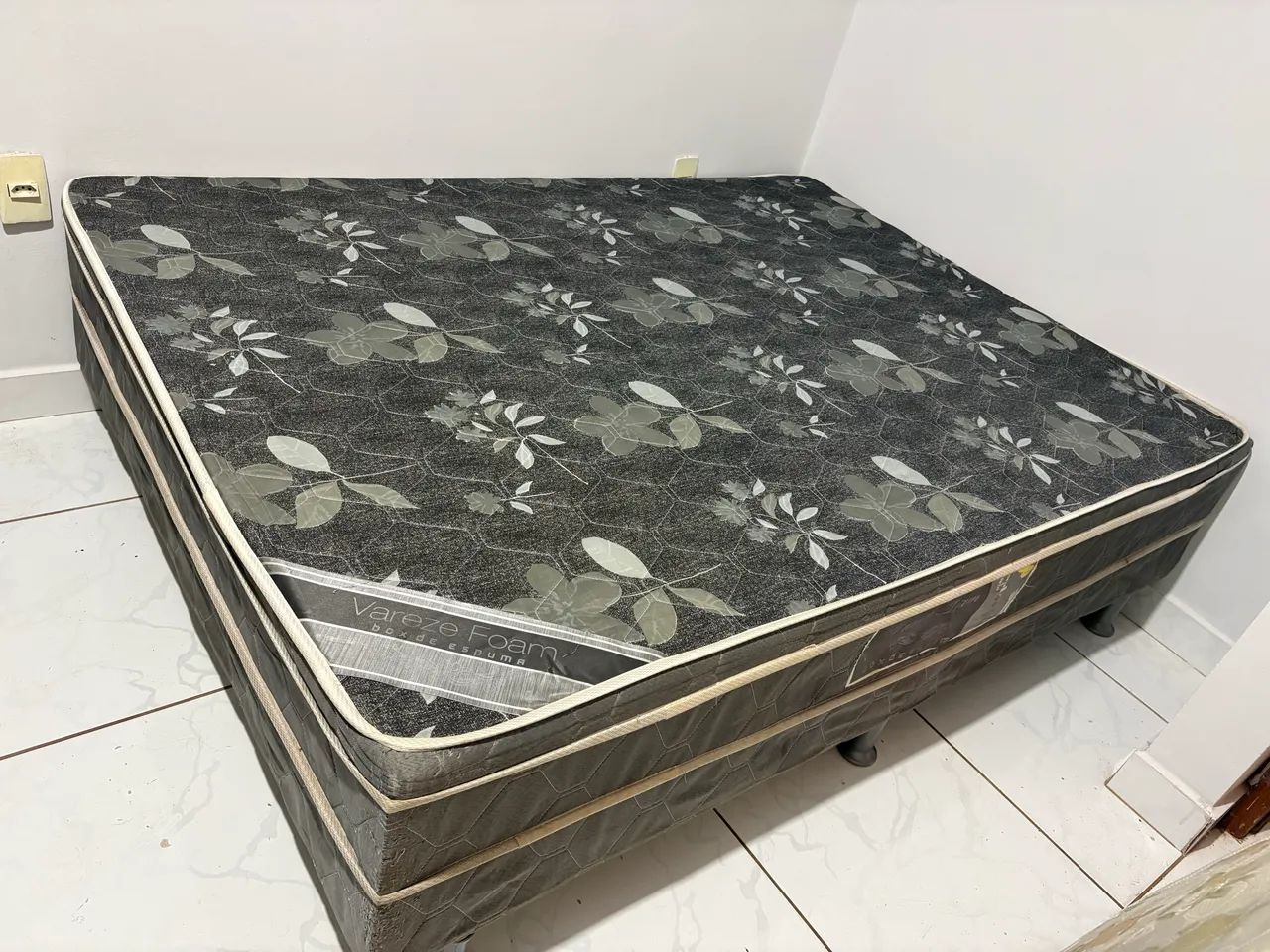 Cama de casal box + colchão com capa 