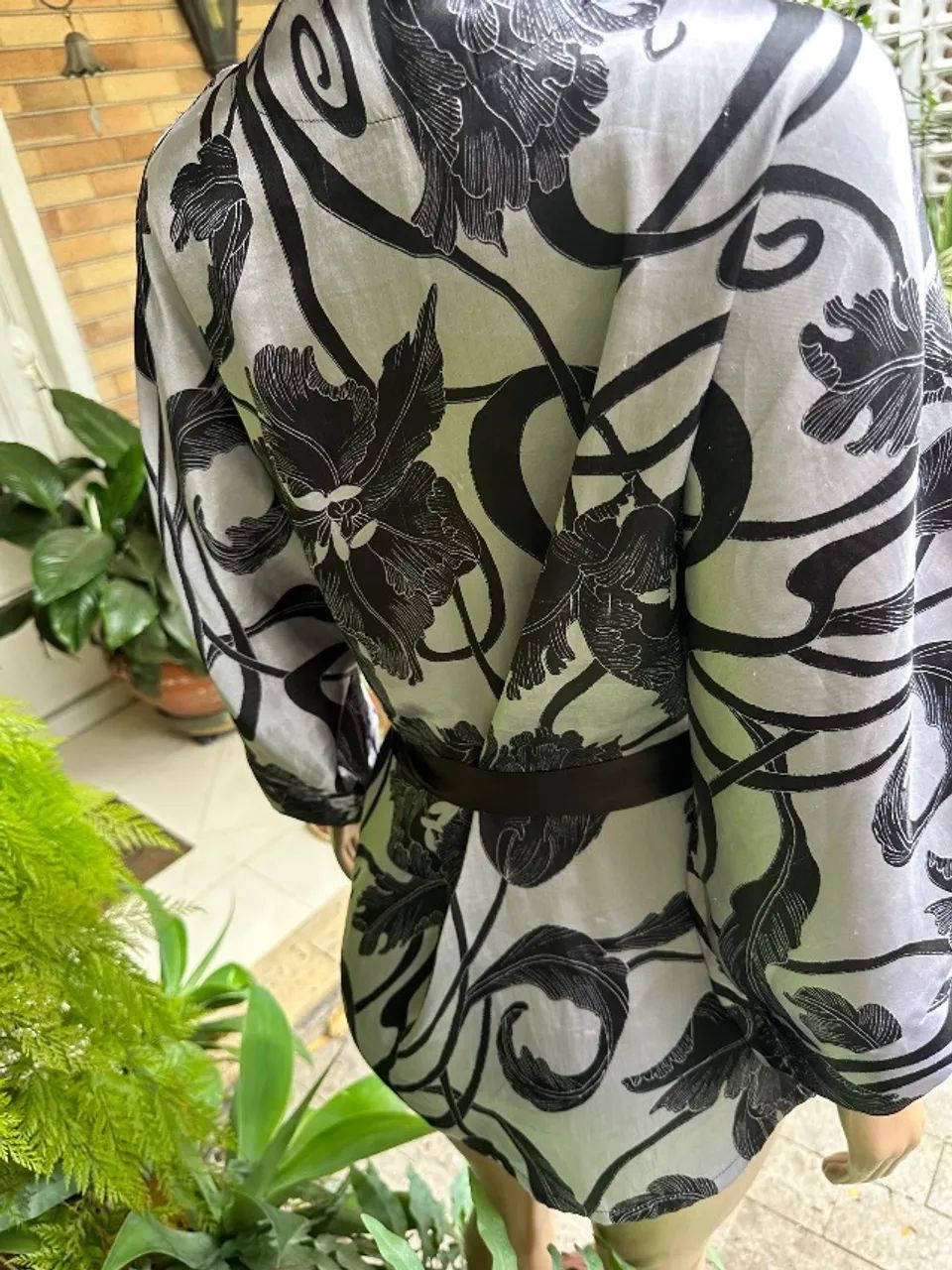 Blusa acetinada cinza e preta com faixa para amarrar - Foto 5