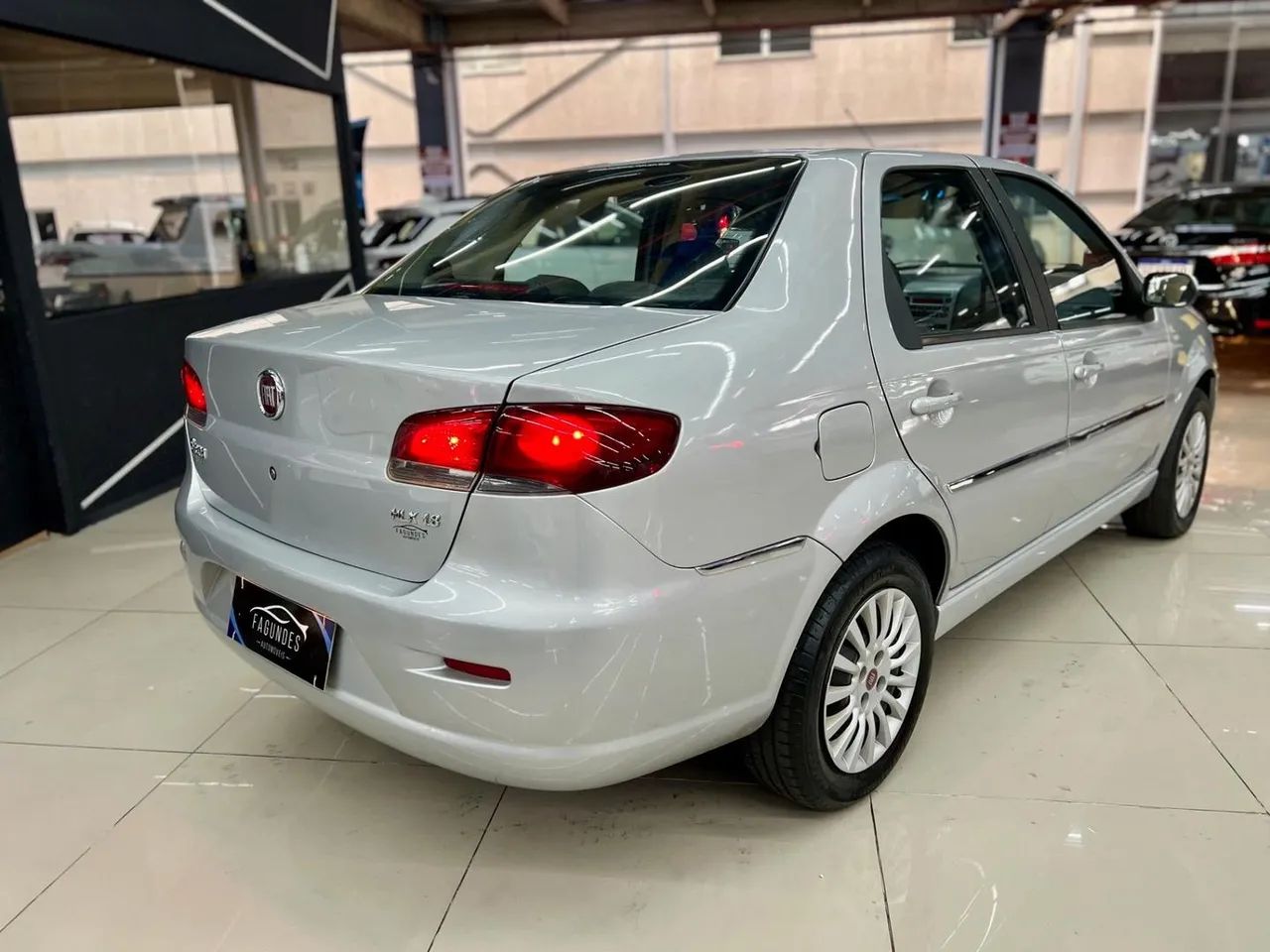 Fiat Siena HLX Dualogic 1.8 MPI Flex 8V 4P 2009 - Foto 3