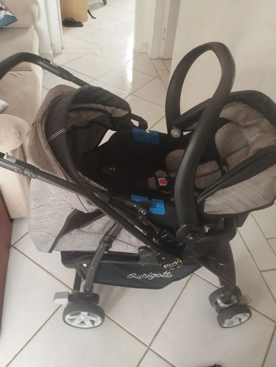Carrinho de bebê que pode acoplar o bebê conforto, em ótimo estado 