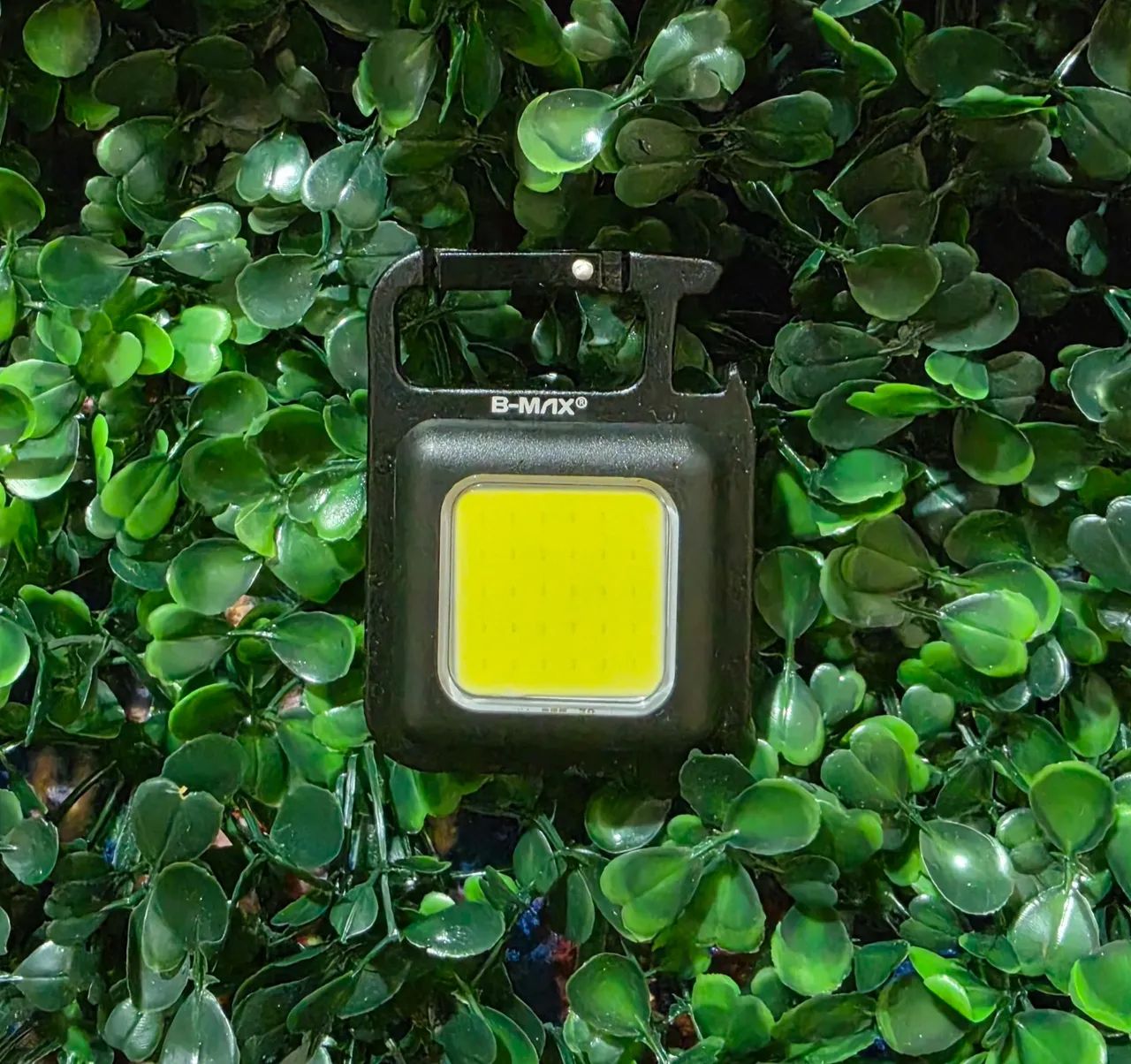 Lanterna Refletor Portátil Com Abridor e Chaveiro