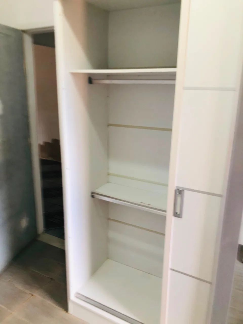 Guarda roupa de casal com espelho - Foto 2