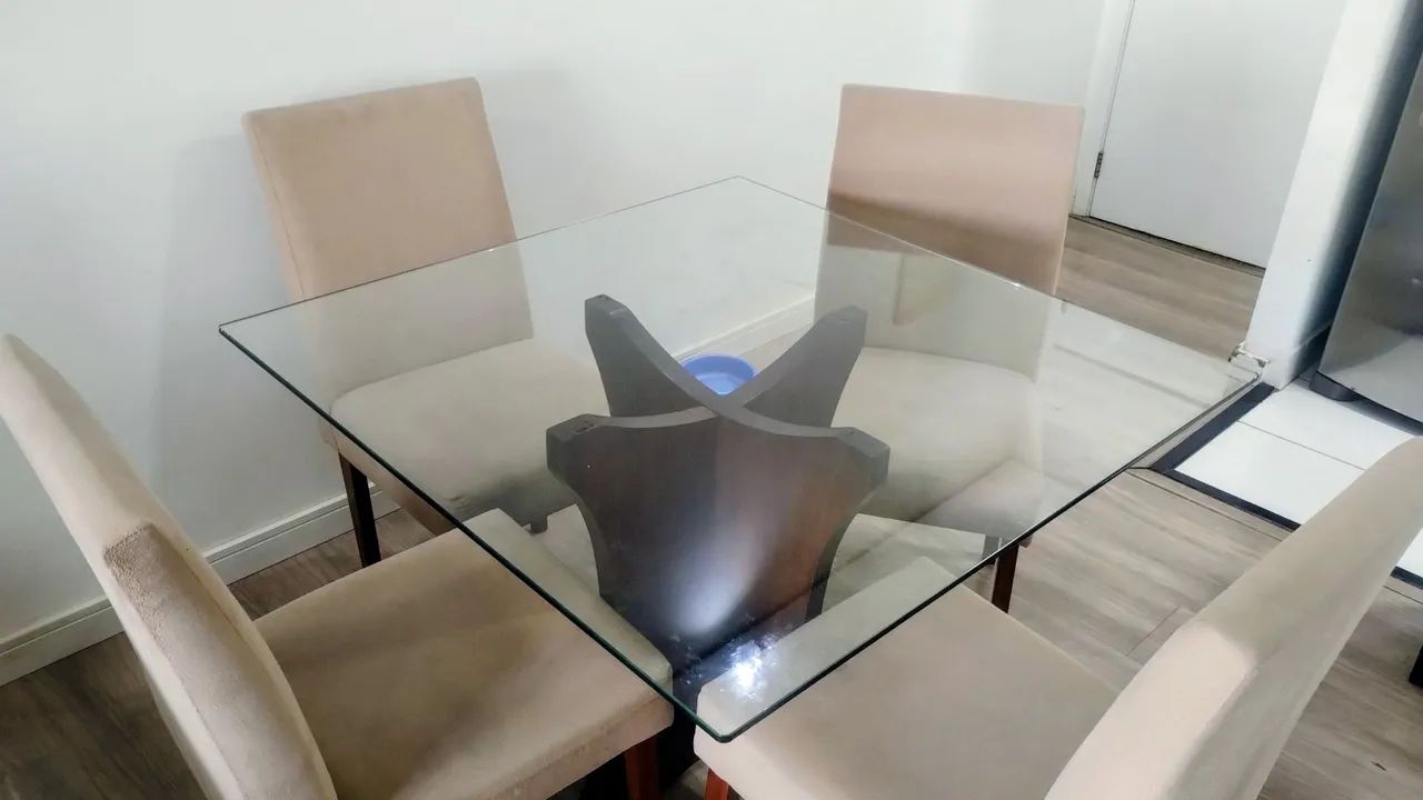 Mesa tampo de vidro e cadeiras 