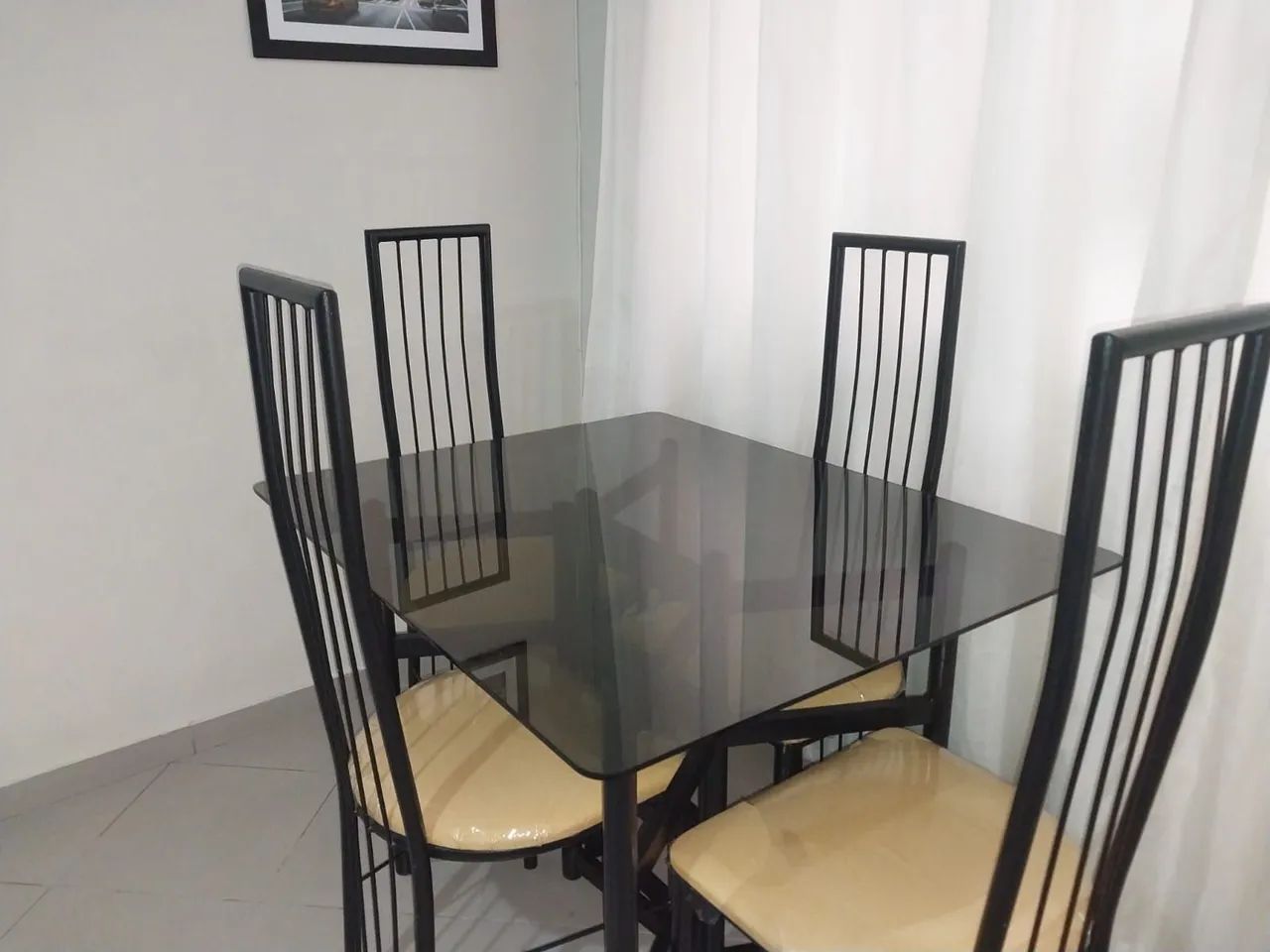 Mesa com Tampo de Vidro e 4 Cadeiras - Foto 4