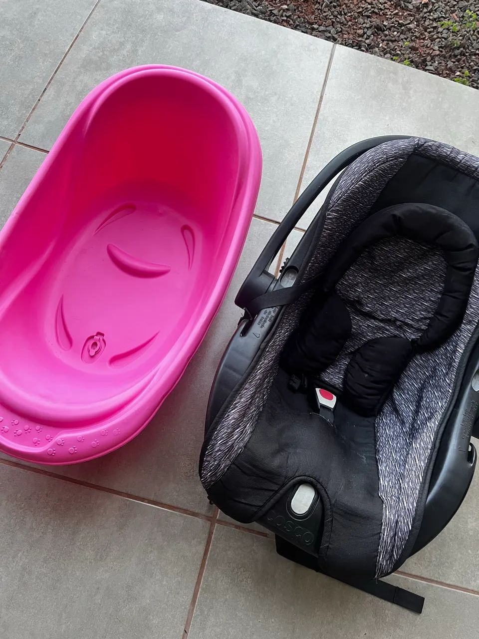 Bebê conforto e banheira 