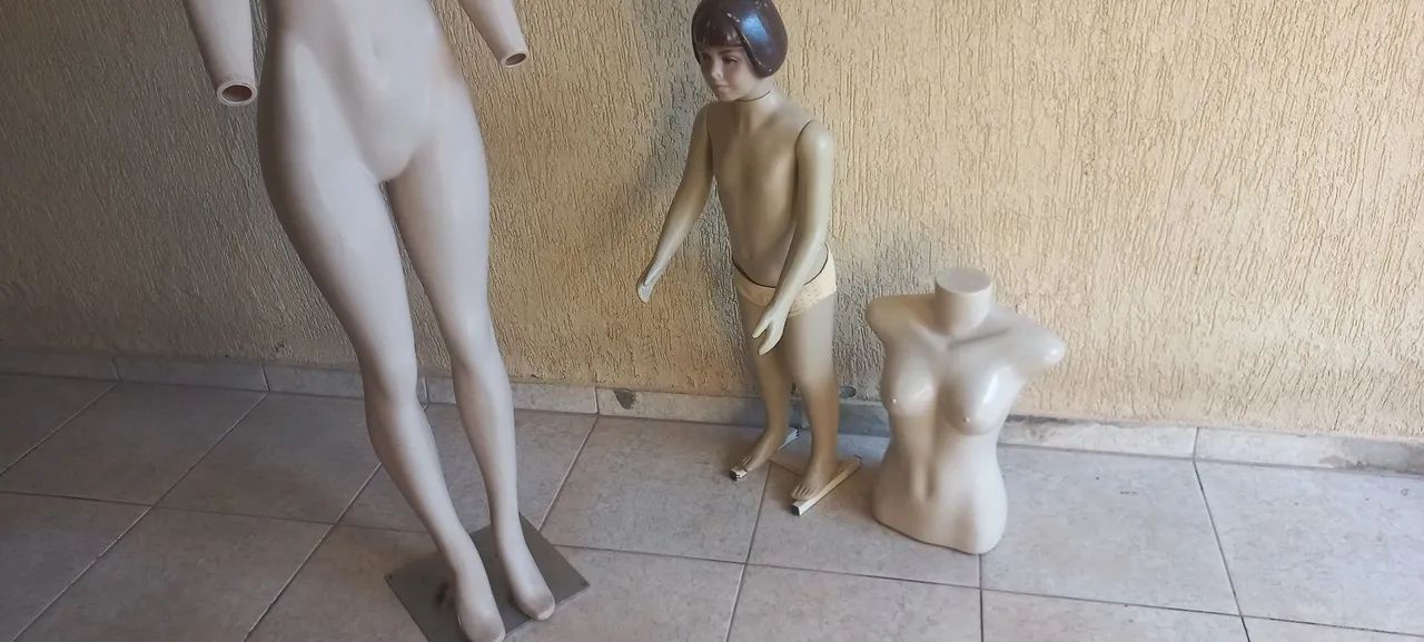 CONJUNTO 3 MANEQUINS EM ESTADO DE NOVOS