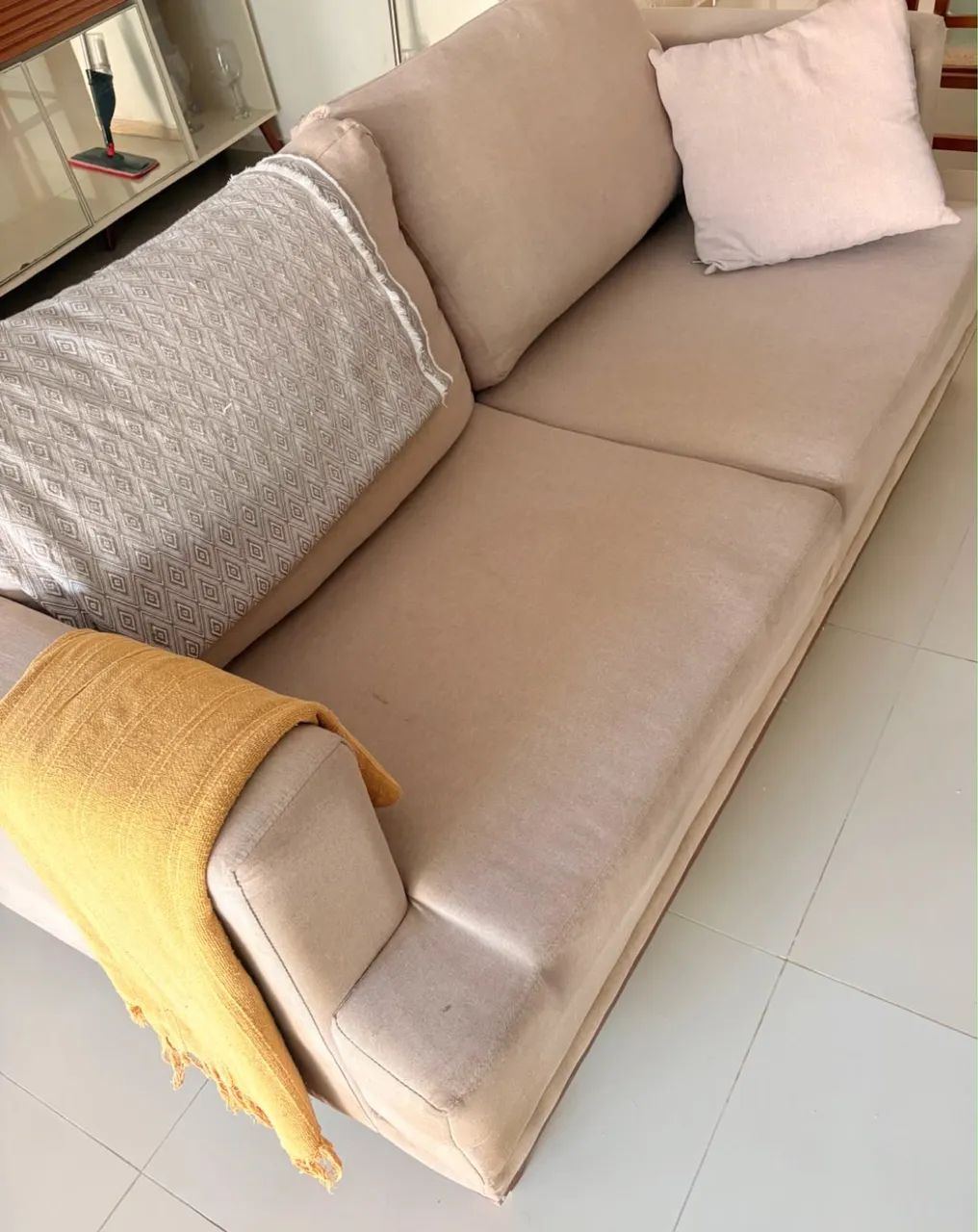 Sofá de linho com os pés em madeira medindo 1,90cm - Foto 3