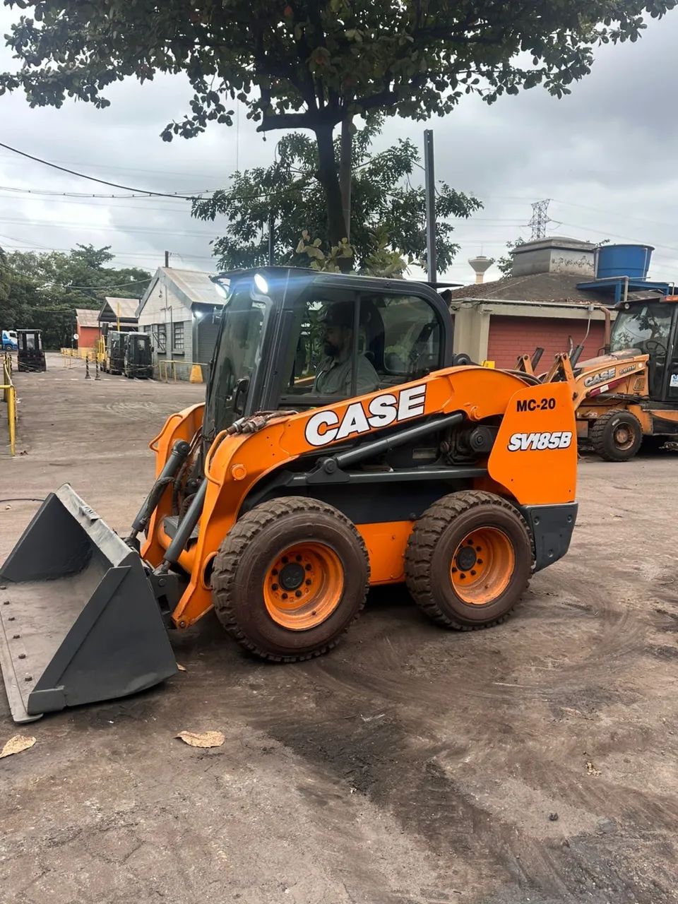 minicarregadeira (skid steer loader) CASE SV185B. - Foto 3