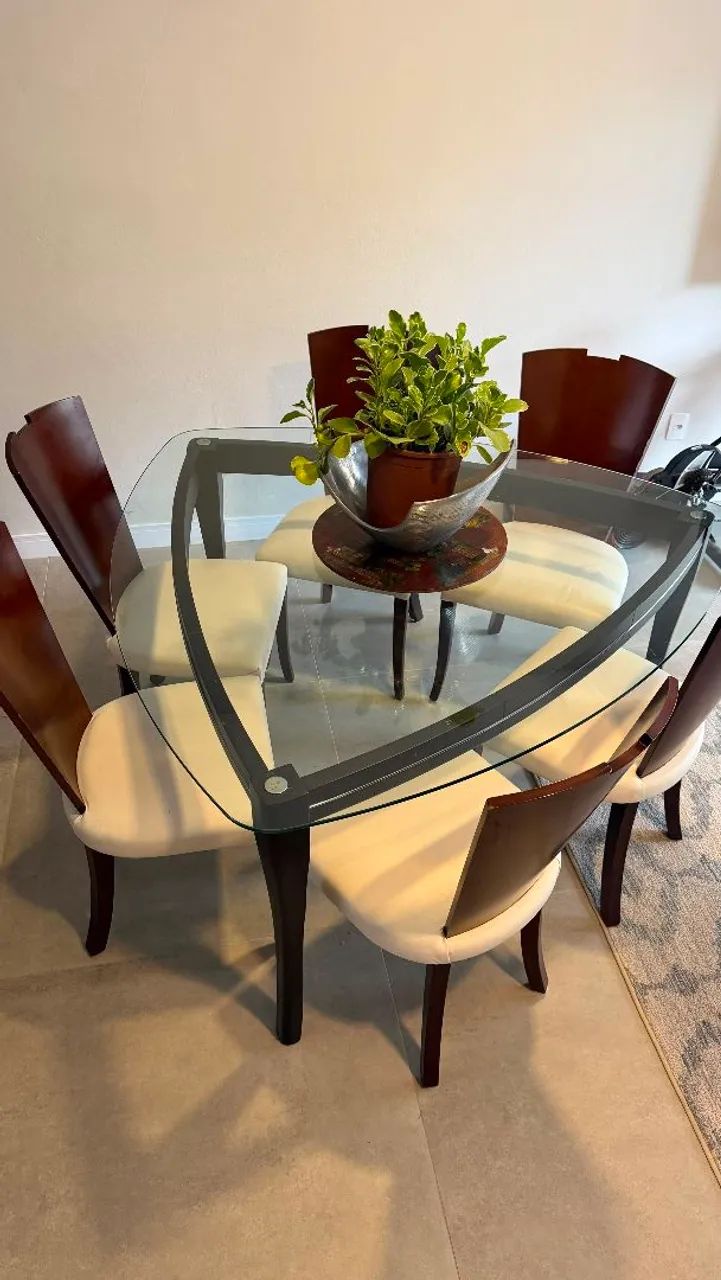 Mesa de jantar e 6 cadeiras