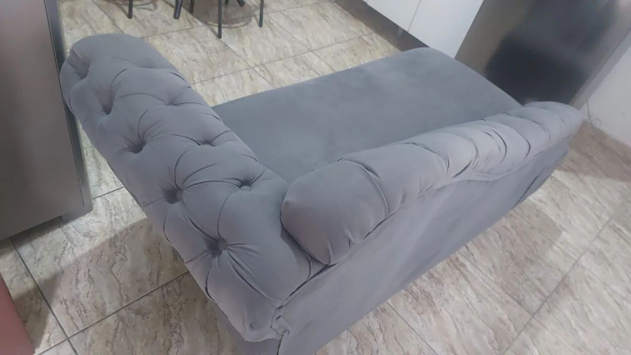Divã de 3 lugares, modelo capitonê, na cor cinza. Usado em perfeito estado  - Foto 2