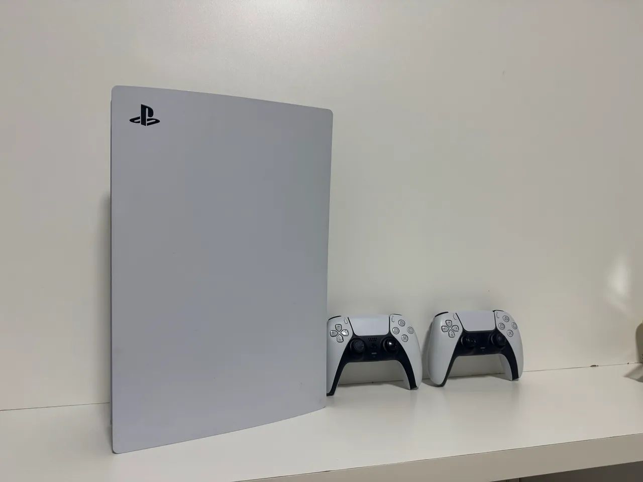 PS5 FAT, COM LEITOR DE DISCO, 825GB, 2 CONTROLES 