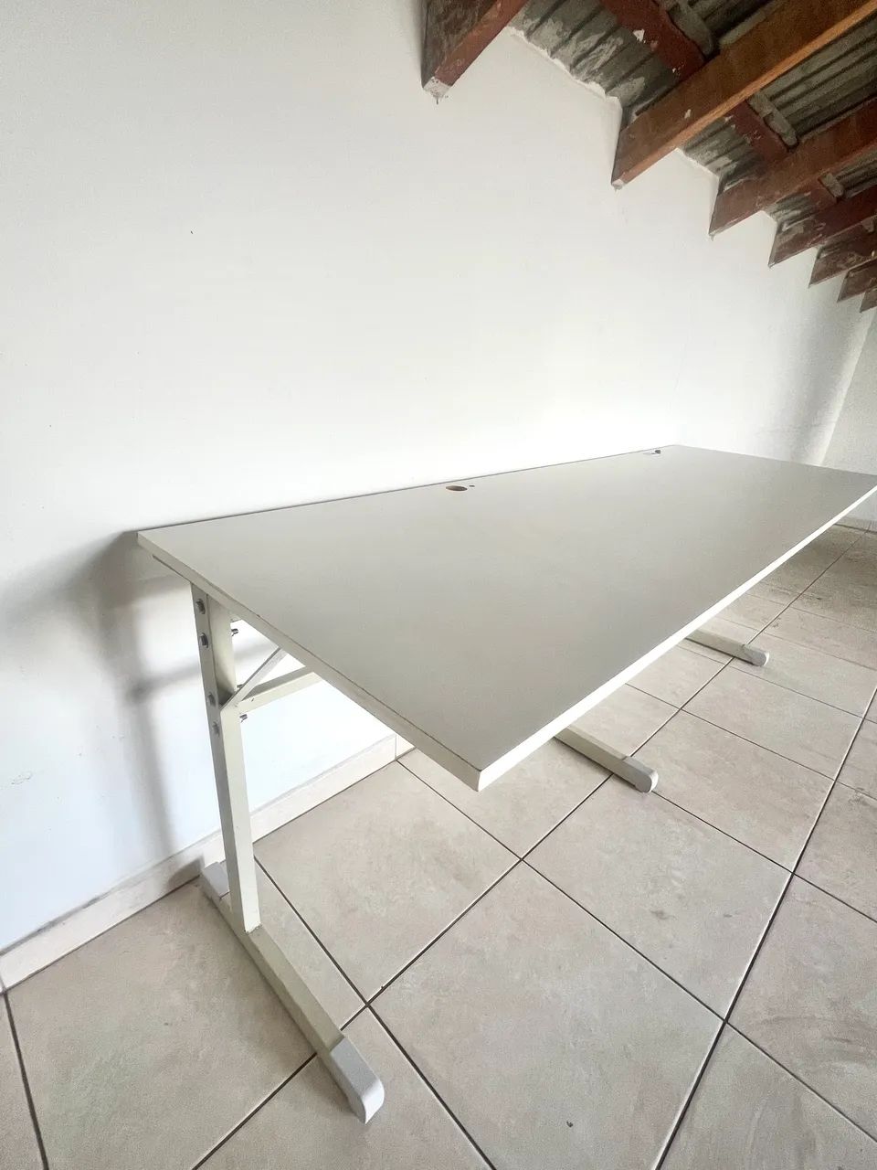 Mesa de Escritório Grande com Estrutura Metálica - Ótimo Estado