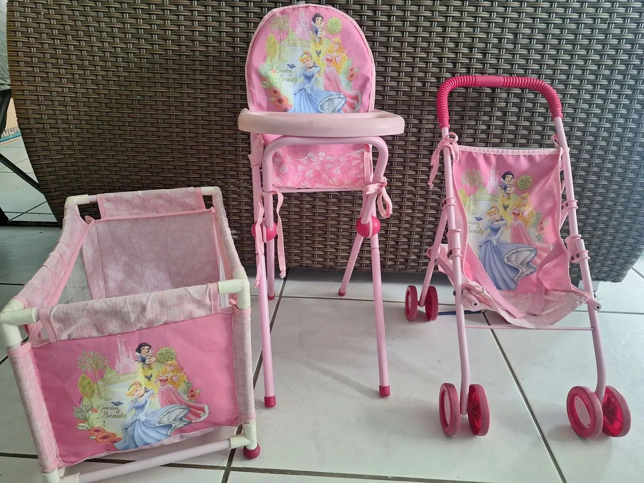 Berço, carrinho e cadeirinha de boneca