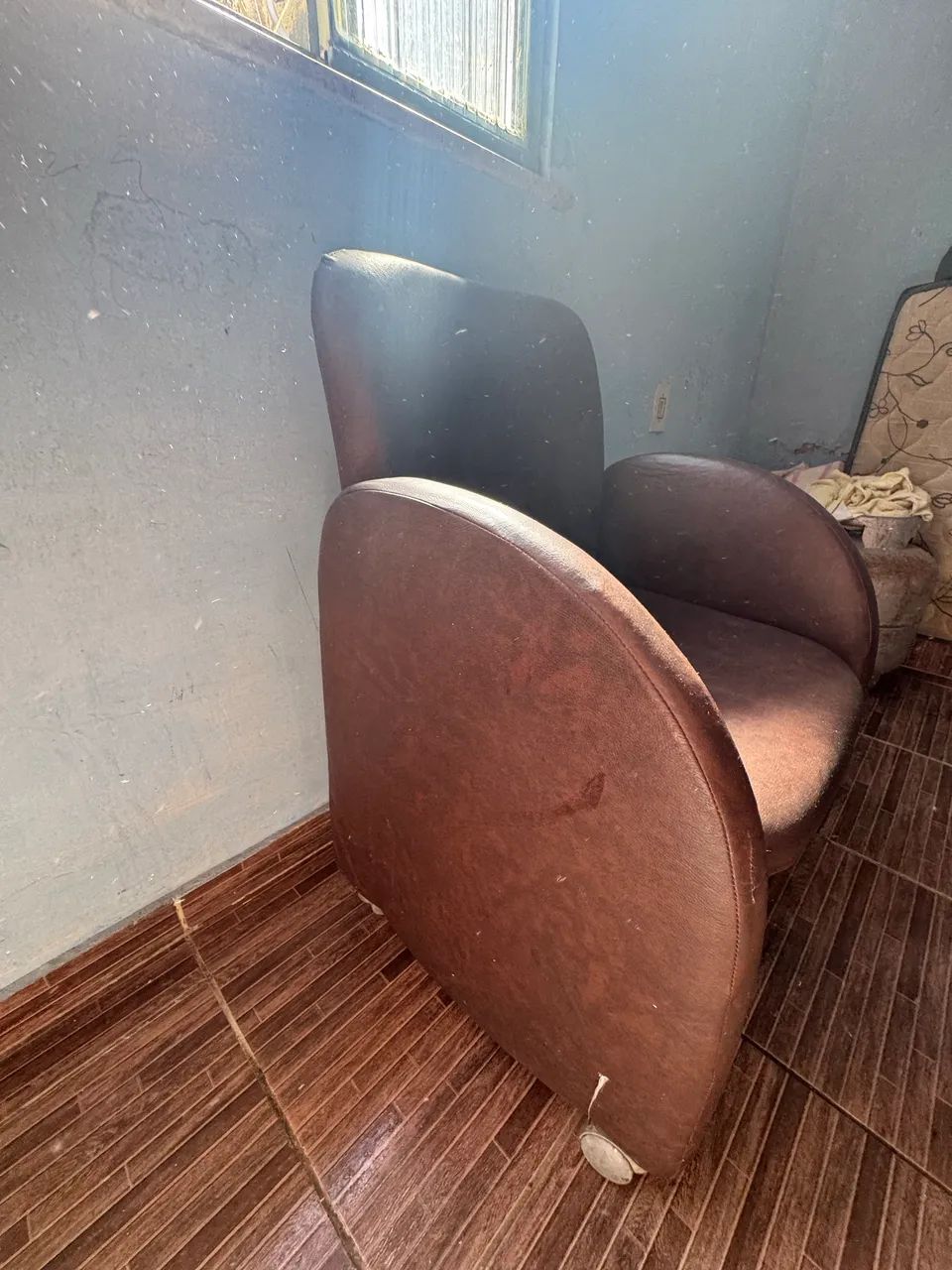 Vendo poltrona de couro  - Foto 3