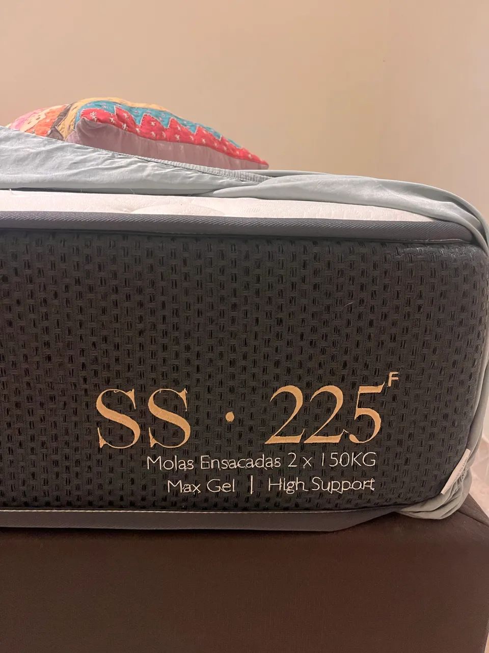 Cama box + colchão Queen molas ensacadas (150kg)