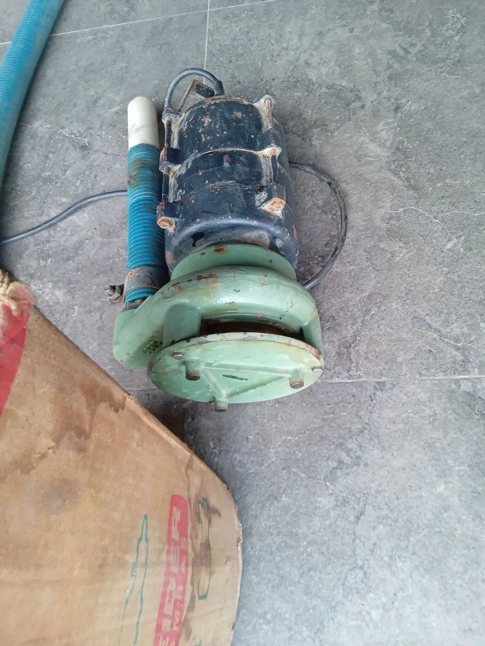 Vendo Bomba subermivel marca shneider,bem potente,usada poucas vezes uma nova custa 5.400 