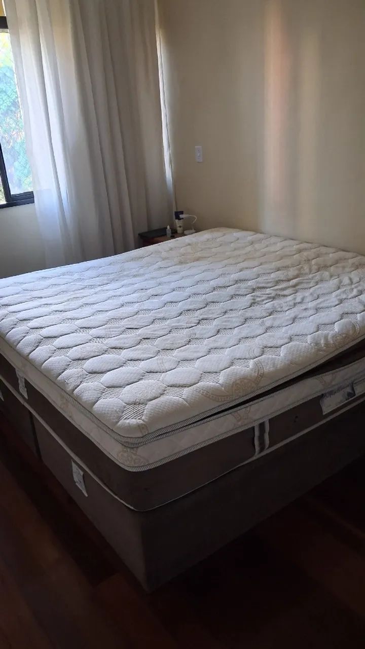 Cama King com colchão e boxes