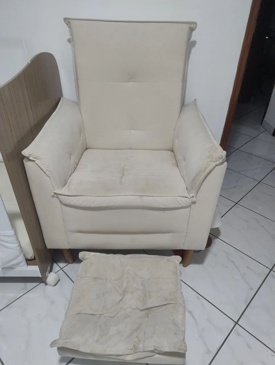 Vendo Poltrona de Amamentação com apoio para os pés 