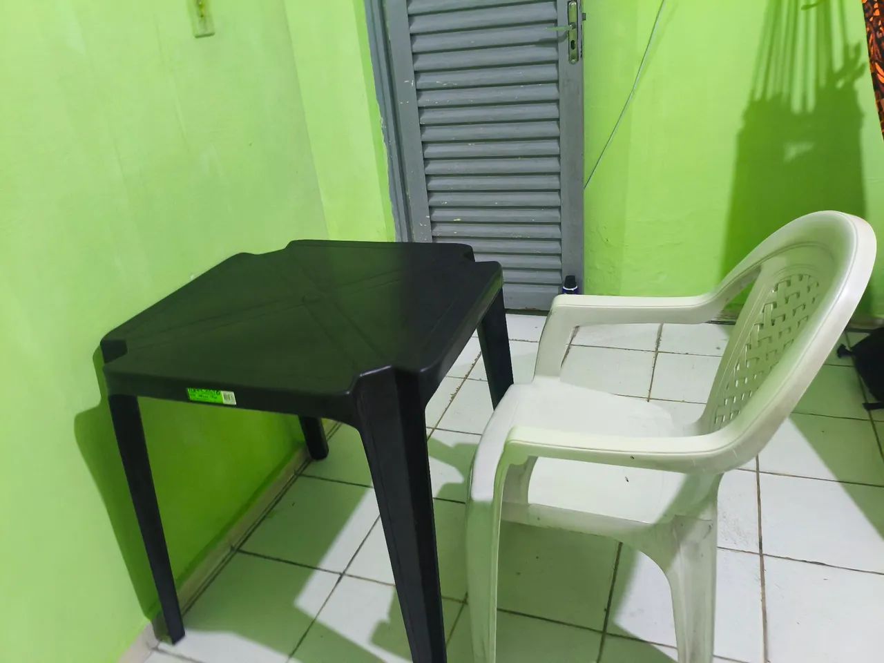 Mesa de plástico com uma cadeira  - Foto 3