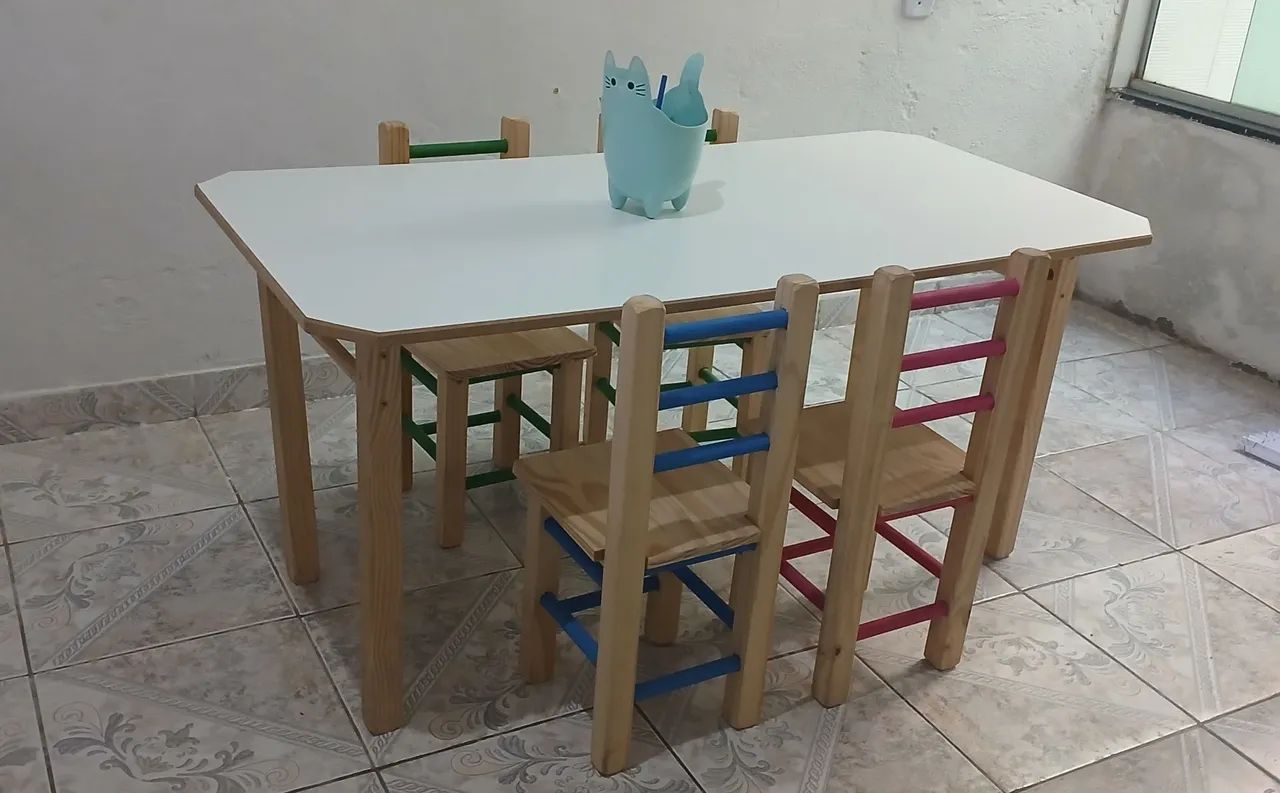 Mesa de madeira infantil.