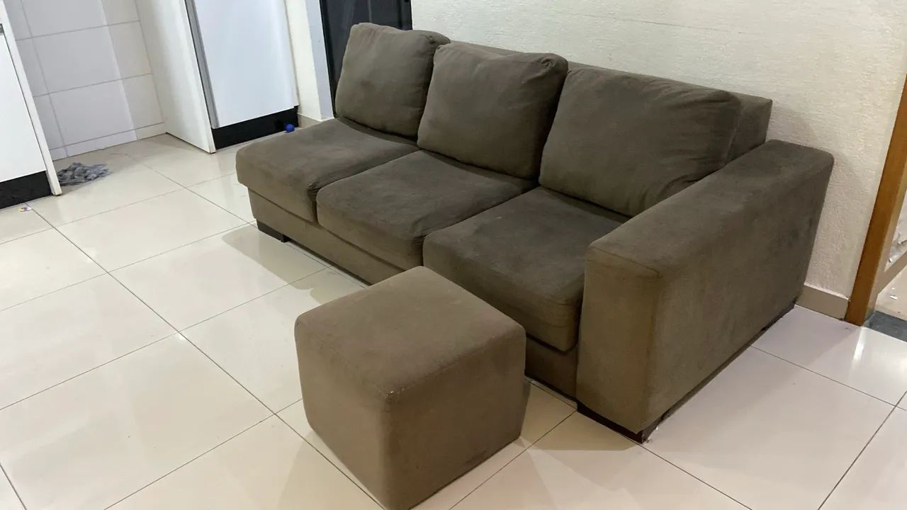 Sofá retrátil de 3 lugares + Puff (Marrom) - Foto 2