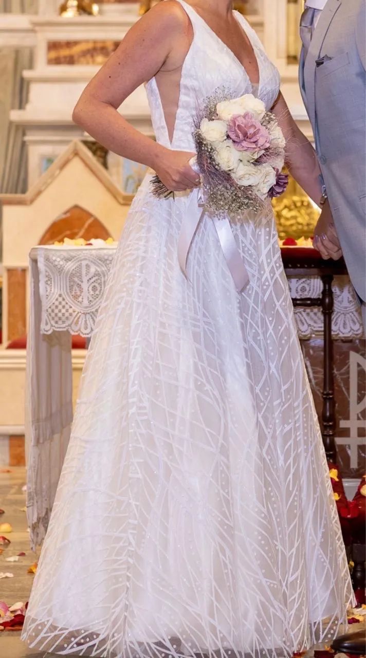 Vestido de Noiva Moderno com Decote ?V? - Foto 5